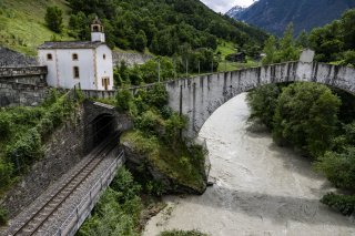 Une vue de la ligne du train MGB (Matterhorn Gotthard Bahn) à côté de la Vispa le samedi 22 juin 2024 à Salden